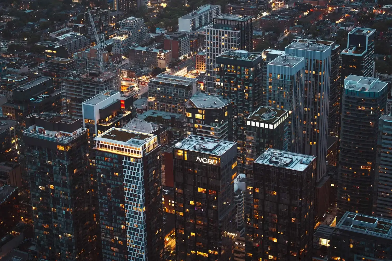 Vista aérea de una ciudad al atardecer